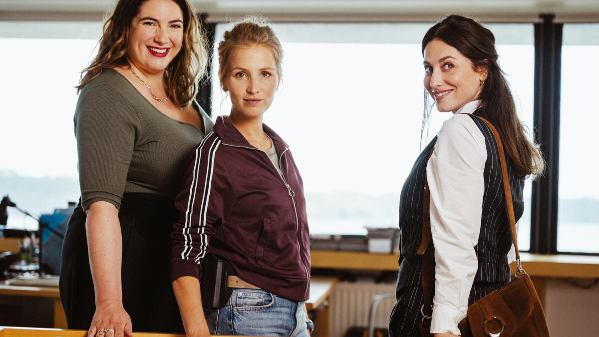 Charlotte Gaccio, Déborah Krey et Garance Thénault dans la fiction « Les Trois Brestoises ».